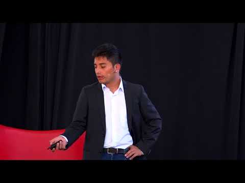 Invirtamos en emprendimiento para el desarrollo económico | Pablo Sierra | TEDxINCAE