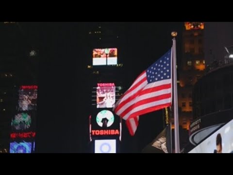 La icónica bola de cristal de Times Square da la bienvenida a 2018